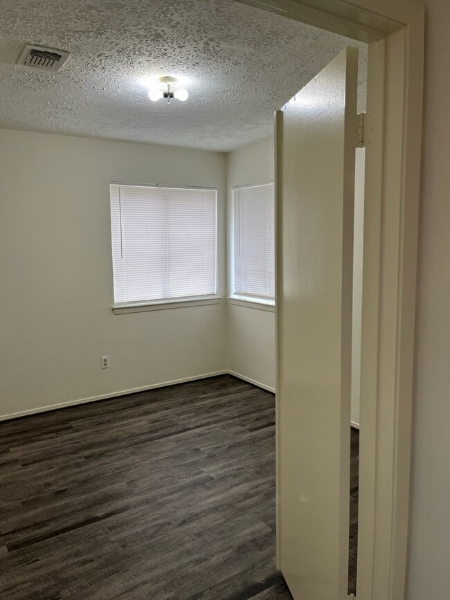 Building Photo - 10214 Green Valley Ln