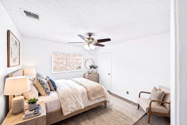 Building Photo - MINUTES FROM LACKLAND, MILES FROM BORING