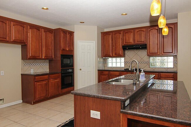Building Photo - 2758 Laguna Pointe Dr