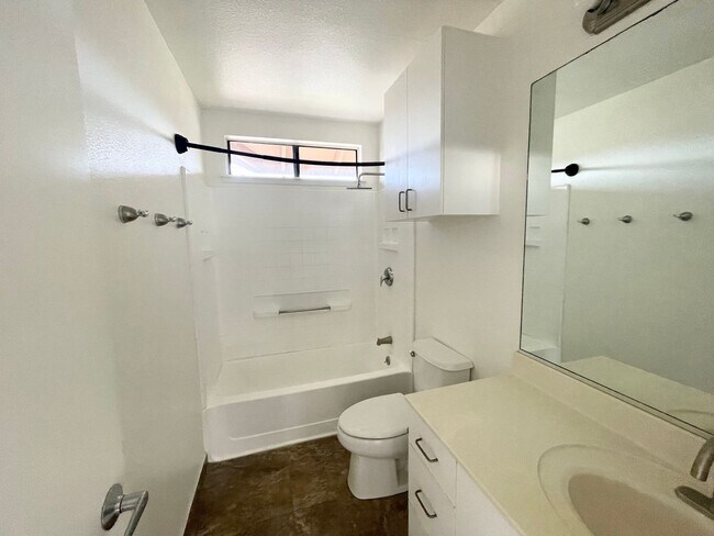 Building Photo - Move In Ready- 4 Bd, 3 Ba- Available Now i...