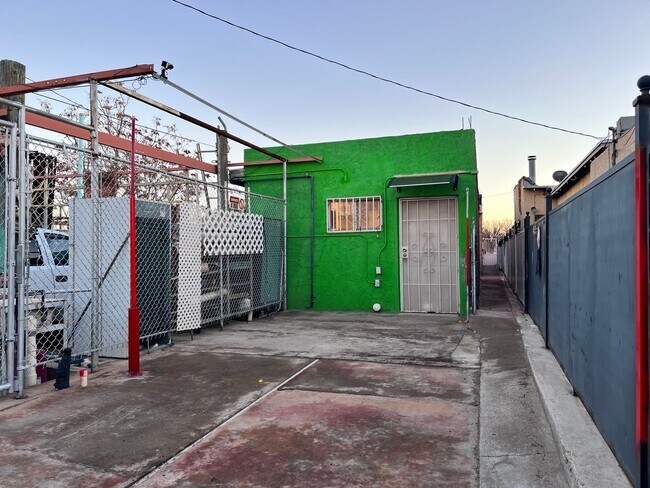 Building Photo - 3117 Cypress Ave