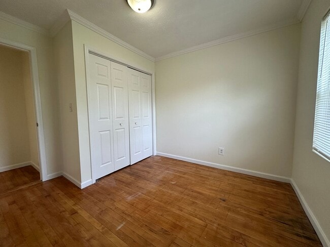 Building Photo - Stunning Original Hardwoods & Seamless Single-Level Living in Oak Ridge!