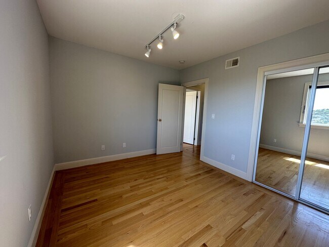 Building Photo - Lincoln Avenue Units