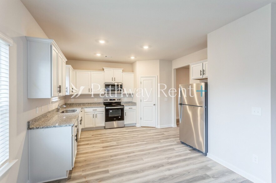 Building Photo - 628 Mackenzie Cv
