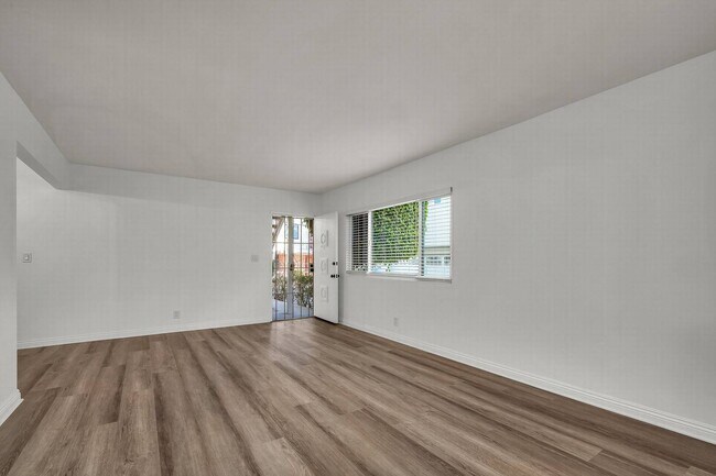 Building Photo - 2 bedroom - Incredible location!