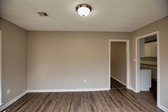 Building Photo - ** 4 Bed 2 Bath located in Ridgefield **Call 334-366-9198 to schedule a self tour