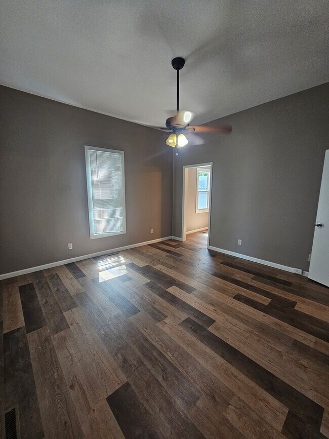 Building Photo - 2 bedroom | 1 bathroom | 1 car detached shop or garage | Large lot | Pets welcome!