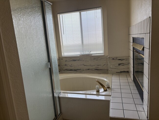 Building Photo - Modesto 4 Bedroom 2.5 Bathroom Home