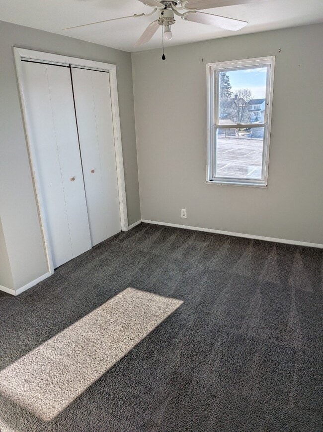 Building Photo - 3 Bedroom 1.5 Bathroom with garage