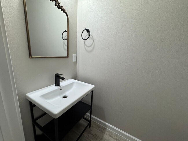 Building Photo - 3 BD/2.5 BA Home, Modern Elegance Meets Ev...