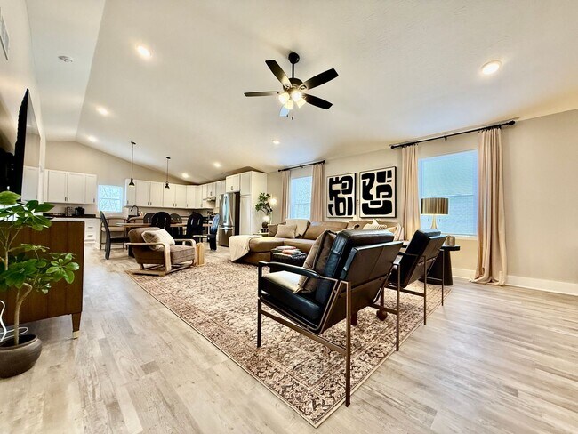 Building Photo - New 5BR Retreat With Hot Tub 2 Living Areas WC, OH