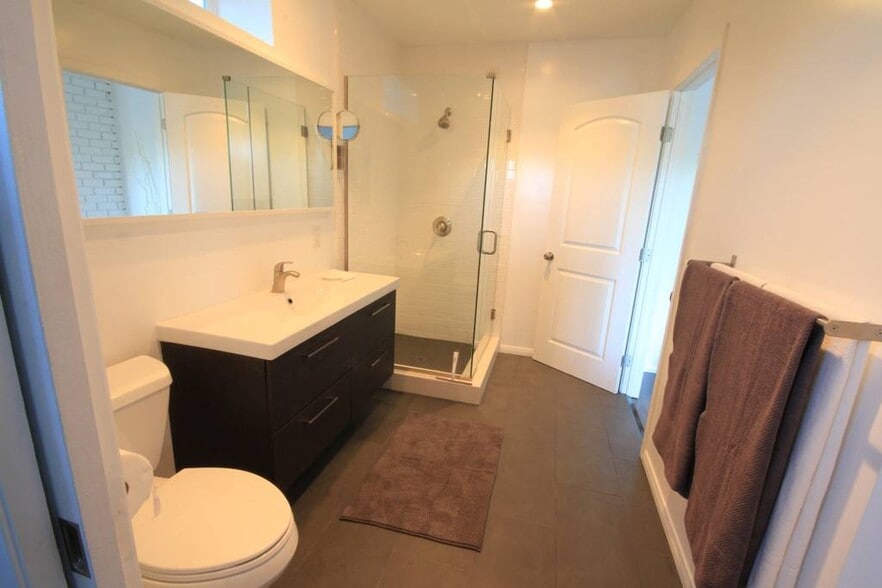 Building Photo - 2060 Glencoe Way