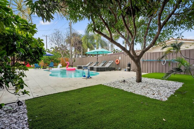 Building Photo - 5760 NE 18th Ave