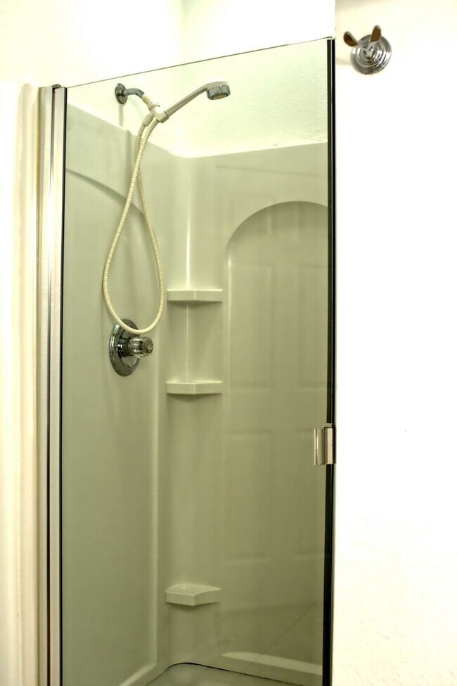 Building Photo - Gorgeous Fully Furnished Townhome Close to...