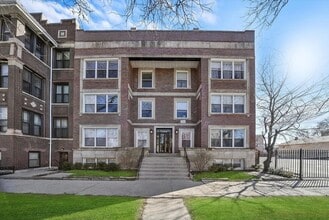 Building Photo - Charming 2BR Garden Unit in Bronzeville
