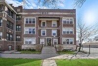 Building Photo - Charming 2BR Garden Unit in Bronzeville
