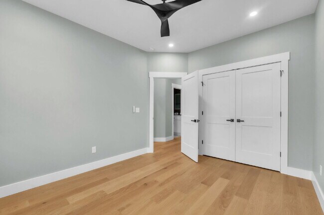 Building Photo - Updated 3-Bedroom, 2.5-Bathroom Townhome Gem in Landrum