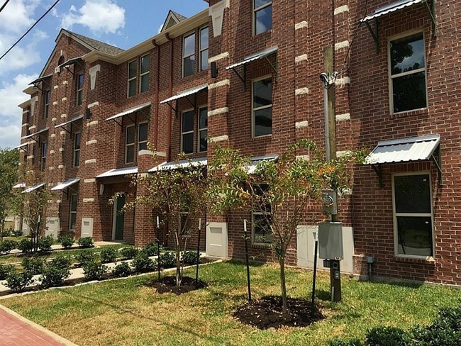 Building Photo - 300 Spruce St