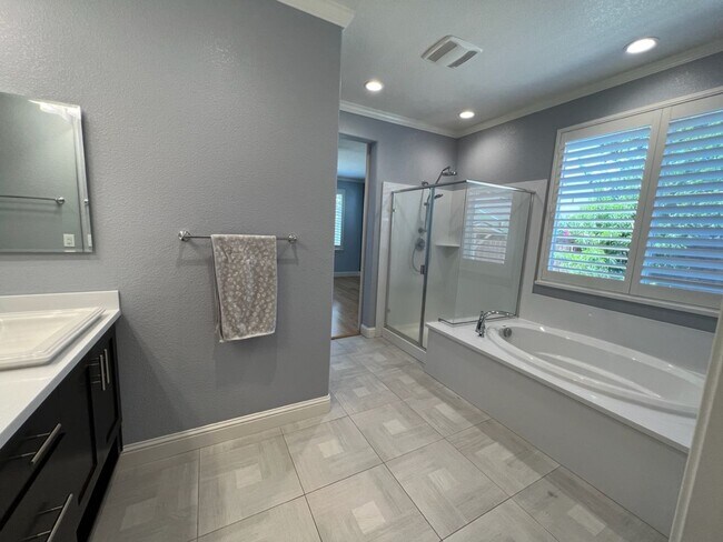 Building Photo - Newer single story home located in desirab...
