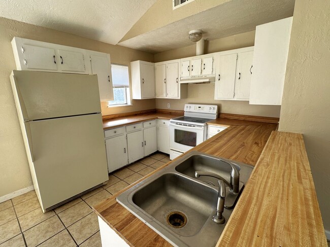 Building Photo - **Move-In Special: $400 off 1st mo **880 N...