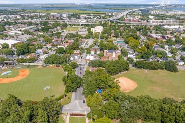 Building Photo - AVAILABLE NOW Downtown Rental