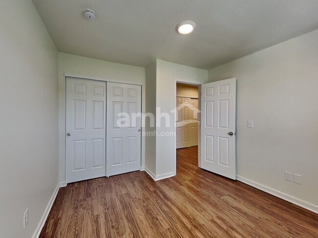 Building Photo - 1245 Cloverview St