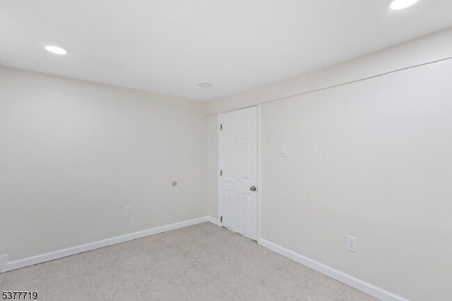 Building Photo - 86 Farnham Ave