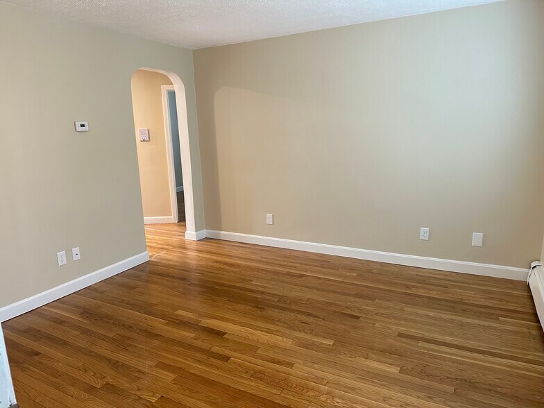 unit 1 living room pic2 - 75 Wales St