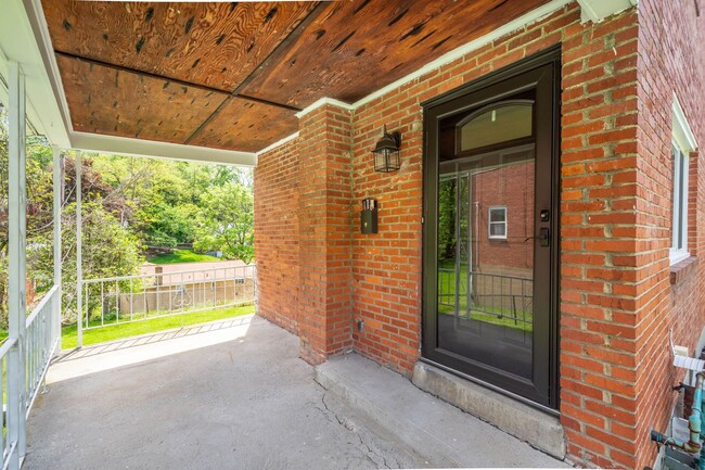 Building Photo - AVAILABLE JUNE 1ST!! STUNNING 3 BEDROOM IN...
