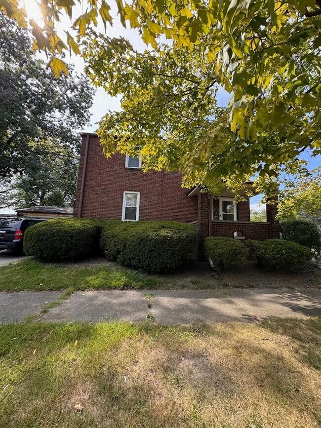 Building Photo - 453 E Kline St