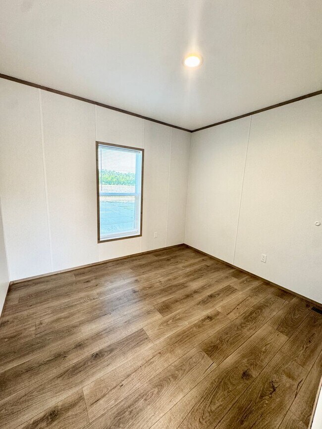 Building Photo - Move in Ready! 3 bedrooms/ 2 Baths! Beautiful space!