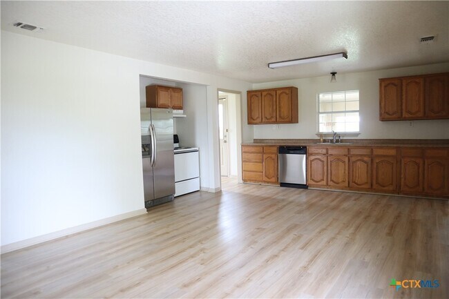 Building Photo - 707 Old Seguin Luling Rd