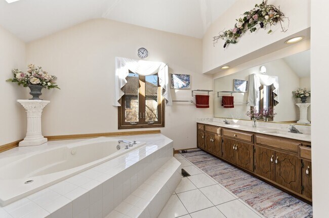 Building Photo - 912 Stonebridge Way