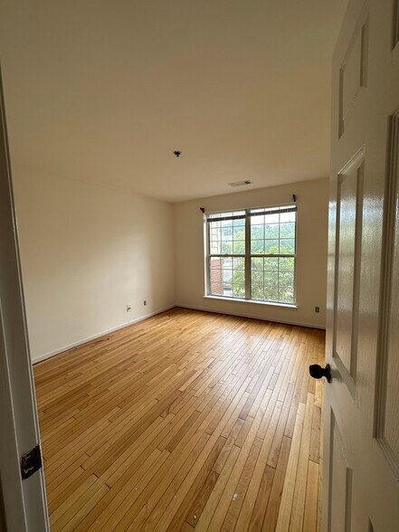 2nd Master Bedroom - 1100 Quaker Hill Dr
