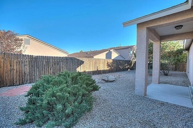 Building Photo - 3 bed 2 bath single level home