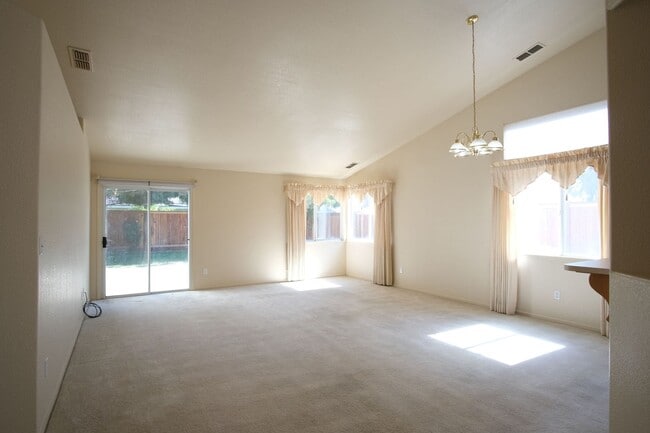 Building Photo - Charming Ceres Home with a spacious backyard!