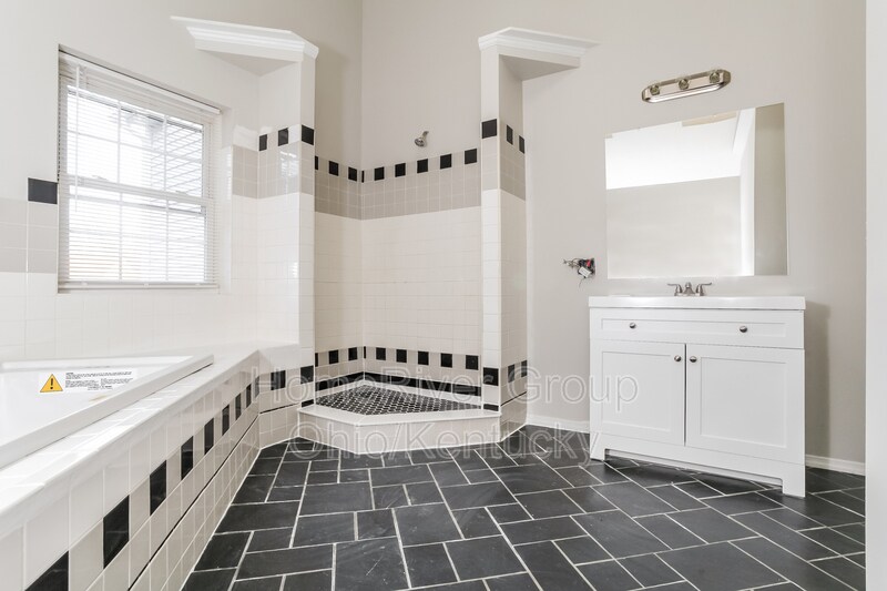 Building Photo - 3881 Magnolia Dr
