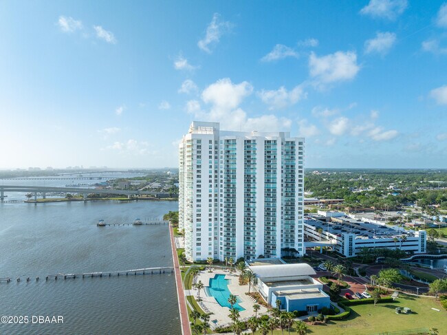 Building Photo - 231 Riverside Dr