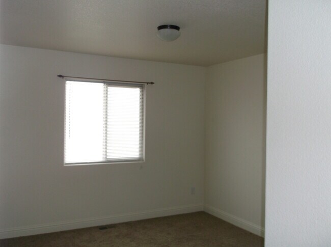 Building Photo - 3 BED 2.5 BATH SADDLE RIDGE TOWNHOUSE