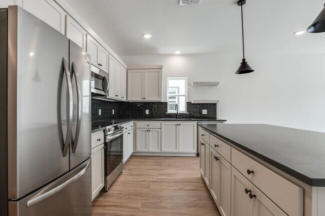 Building Photo - Urban living in Edmond