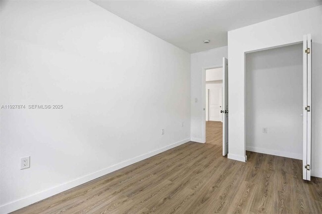 Building Photo - 465 NE 165th St