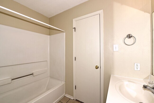 Building Photo - GREAT LOCATION: 1604 & SHAENFIELD | 3 BEDS | 2 BATHS | MOVE IN READY