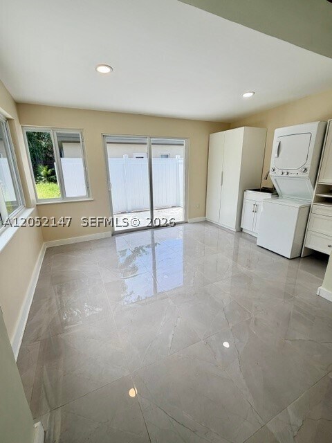 Building Photo - 1330 Marseille Dr