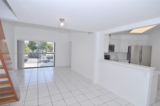 Building Photo - 9427 Fontainebleau Blvd
