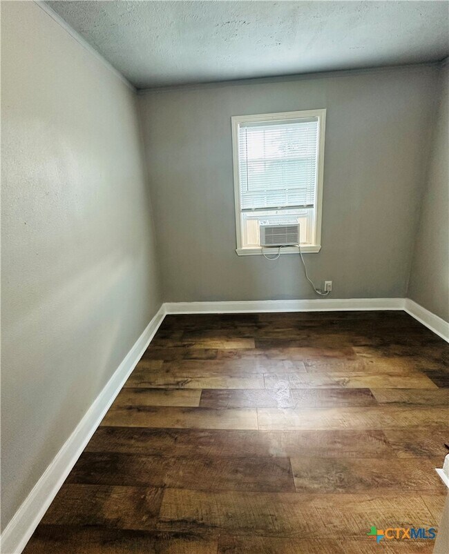 Building Photo - 2313 1/2 N Louis St