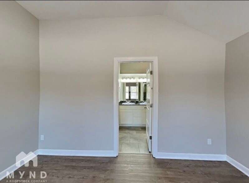 Building Photo - 1001 Merlin Dr