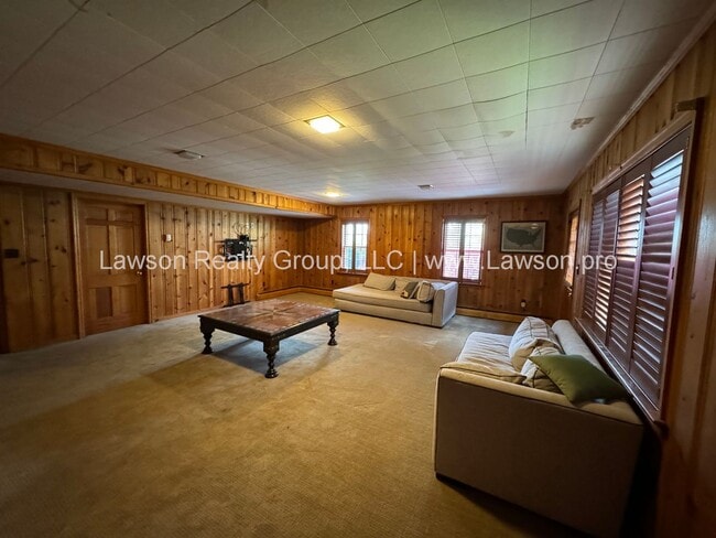 Building Photo - Spacious South Roanoke Home with Lawn Care Included