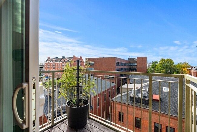 Building Photo - 65 Washington St