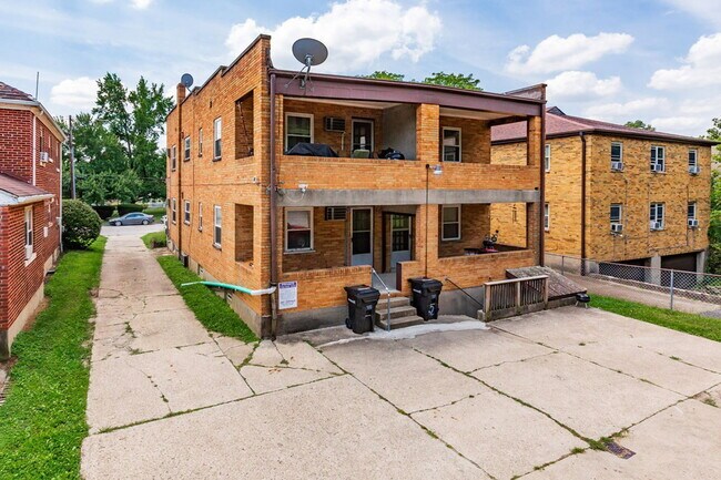 Building Photo - 1672 Llanfair Ave