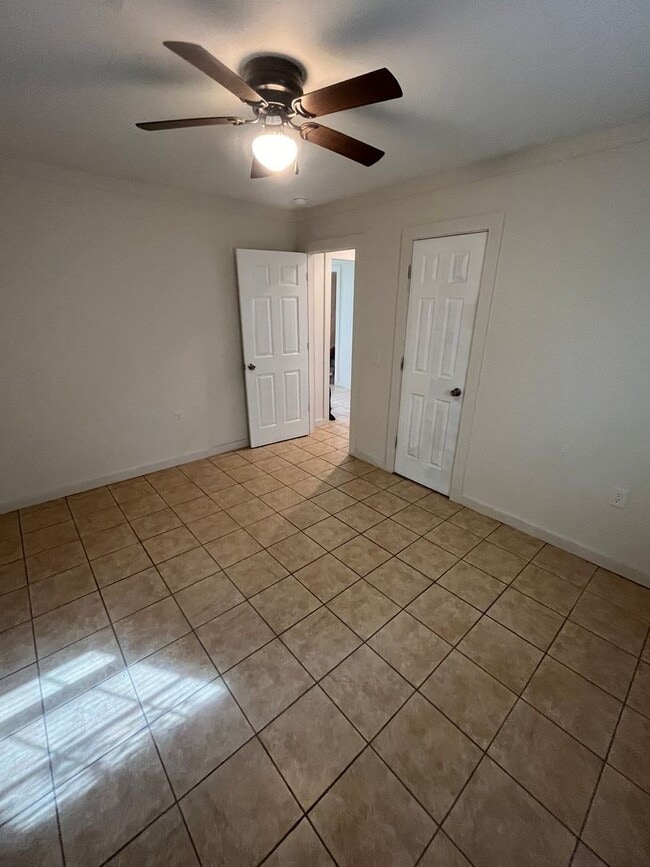Building Photo - 3 Bed 1 Bath Brick Home